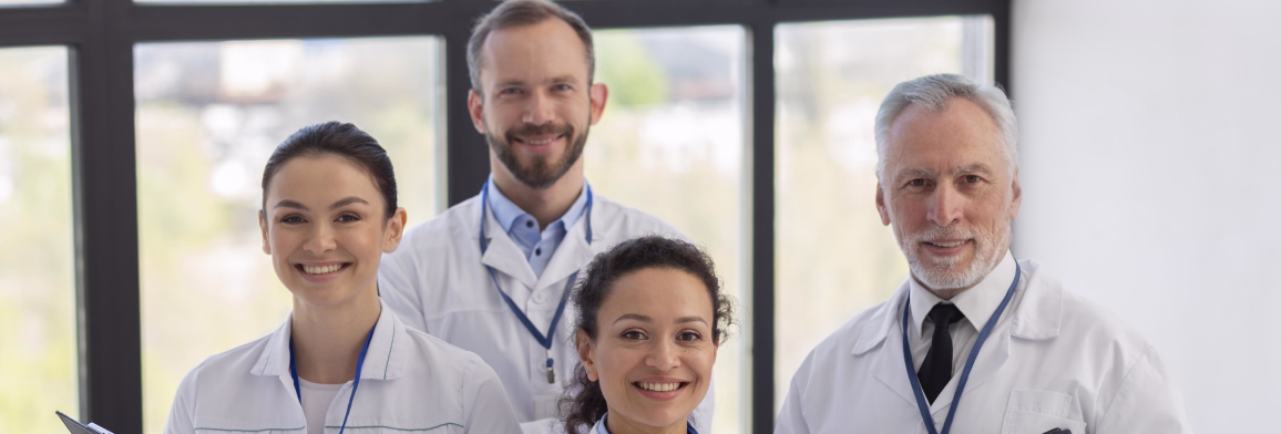 Equipo profesional mirando a la cámara vestidos de médicos